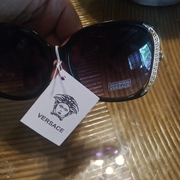 Versace - Picture 3 of 4